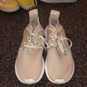 Adías Workout Shoes